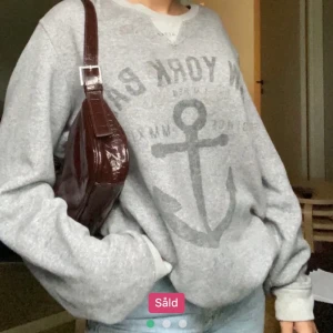 grå sweatshirt  - Jätte fin och mysig grå oversized sweatshirt som jag köpt på plick, (därav inte mina bilder!) men som tyvärr inte passade mig! frakt - 65kr