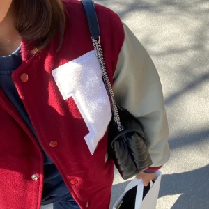 Baseball/varsity jacka - Varsityjacka med som är röd med beiga armar. Vitt märke på bröstet. Inget tryck på ryggen. Lagom varm till hösten! Bud från 500 i kommentarerna!🥰