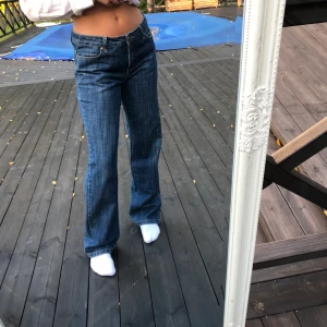Raka mörkblåa jeans - Insett att jag måste sälja dessa ursnygga vintage jeansen. Hur snygga och coola som helst. Älskar verkligen färgen. Men dom är både för långa och för stora i midjan för mig🥺🥺. Skulle säga att de passar en S/M och är 165-175 cm lång.😊