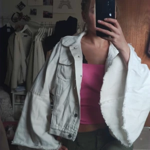 vit jeansjacka - unik jeansjacka med utsvängda fransade ärmar. Köpt second hand och är sparsamt använd. Den är verkligen något extra! Möts upp i Göteborg eller fraktar! (Köpare står för frakt) 
