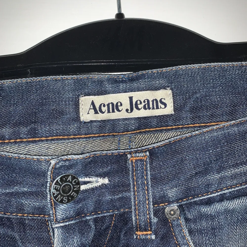 Supernice populära mid-lowraced acne jeans! Passar med nästan vad som helst. Använda 1 gång.Storlek 34 från ”menavdelningen” men krympte en gång när de tvättades. Är lite slitna men gör dem ännu coolare. Frakt ingår ej.. Jeans & Byxor.