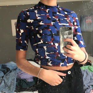 T-shirt från monki strl s - Supersöt T-shirt från Monki köpt förra sommaren, mycket sparsamt använd❤️ nypris 199kr (köparen står för frakt)