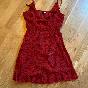 Leopardklänning i storlek 36 - Fin klänning som säljs för 100kr utan frakt. Storlek 36