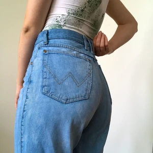 Ljusblå Wrangler jeans  - Sköna himmelsblå jeanse som sitter så snyggt! Highwaisted. Priset kan diskuteras