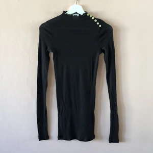 Tunn tröja från H&M STUDIO AW 17 - Fin knappt använda tröja med fina tentakler från H&M STUDIO. Jag har bytt ut knapparna från stora pärlor till ljusgula platta knappar. 