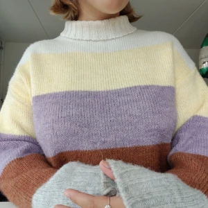 Stickad tröja - Jättefin stickad tröja ifrån Gina Tricot med hög hals. Jag väljer att vika ner den. Säljer pga platsbrist i garderoben.. skickar gärna, frakt tillkommer ☺️☺️