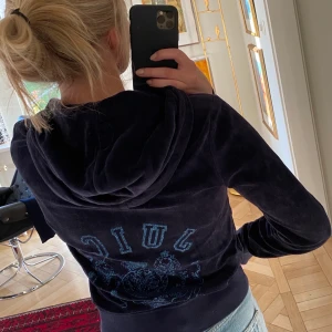 Juicy kofta - Hej! Säljer denna snygga Juicy kofta med ett coolt tryck på ryggen. Använd fåtal gånger. Stl S. Köptes för ca 1300kr säljs för 450kr. Inga returer vid frakt 💕