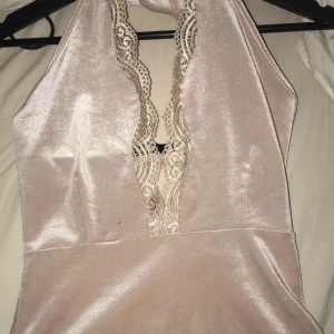 Rosa Body från BikBok - Storlek xs men har passform s, köpt för ca ett år sen men aldrig använd då den är lite för urringad för min smak. Har öppen rygg och är väldigt bekväm.