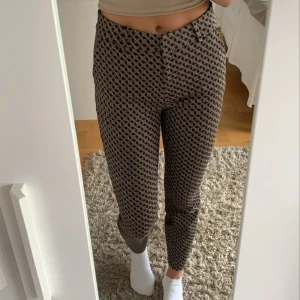 Kostymbyxor från HM - Väldigt sköna kostymbyxor från HM i jättebra skick, sitter jättebra! Storlek 36💕