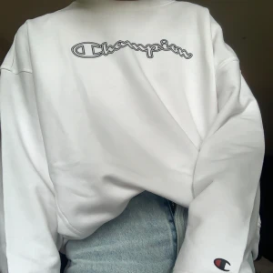 Champion sweatshirt 💞 - Sjukt fin champion tröja i storlek M. Aldrig använd och lapparna kvar. Frakt tillkommer! Buda i kommentarerna!✨ Bud: 520+frakt (öka budet med minst 10kr!) avslutas onsdag 18:00!