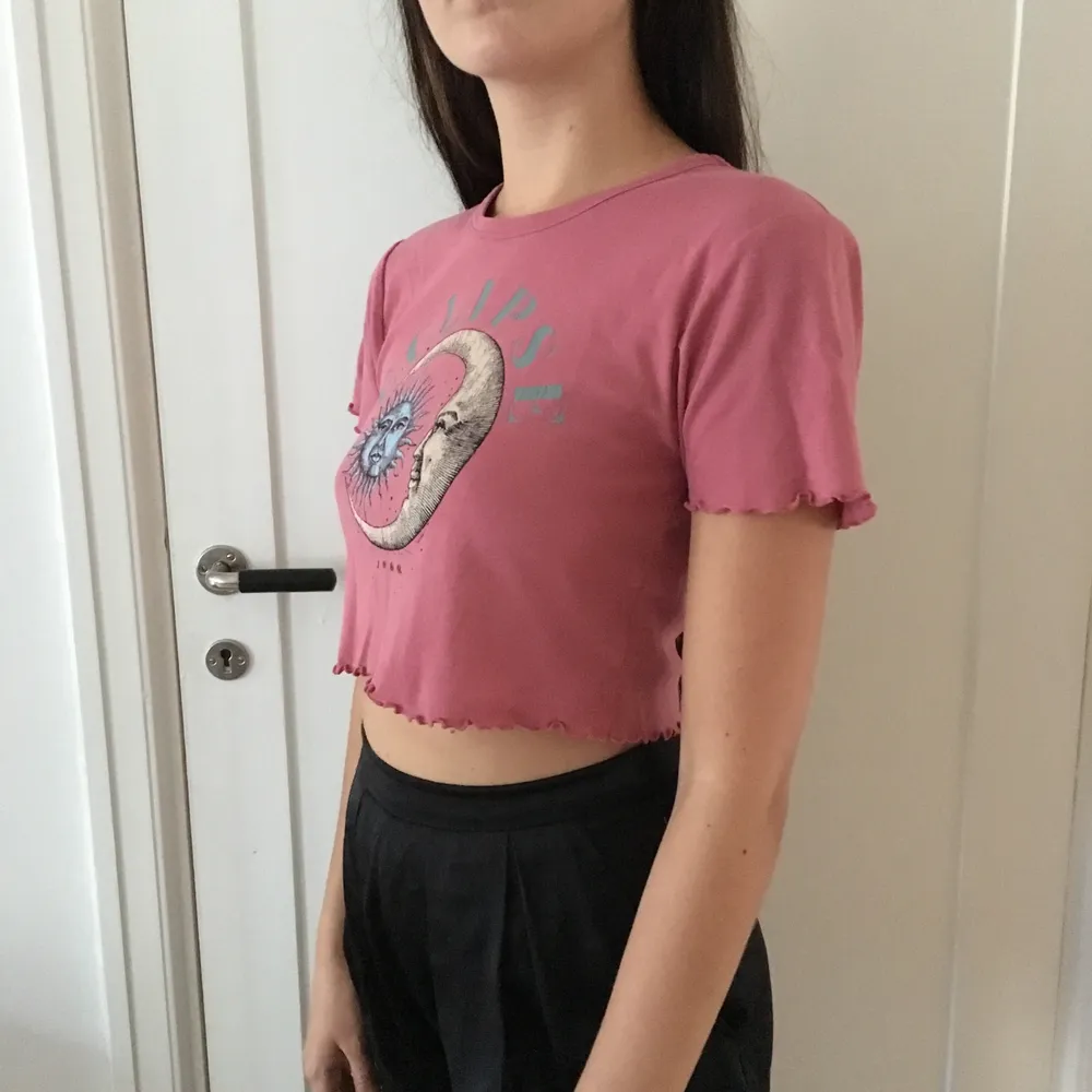 cute crop top från urban outfitters. köpte för ca 1-2 år sedan. fint skick. står M i tröjan men passar XS/S. möter i sthlm eller så står köparen för frakt. . Toppar.