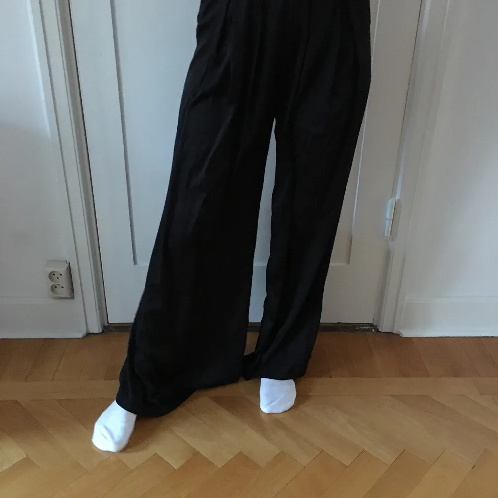 flowy, sköna byxor från HM. köpta för ca 4 år sedan men är i bra skick. lägger sig fint över benen, ganska tunt material! möter upp i sthlm eller så står köparen för frakt. . Jeans & Byxor.