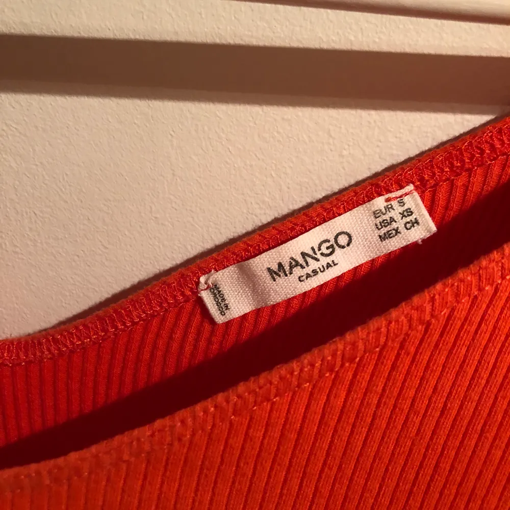 Jätte fin orange blus från Mango. Tycker den är lite för liten för mig dock. . Blusar.