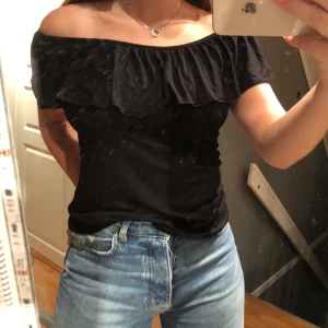 Svart blus med volang - Sjukt lent material. Volang över bröstet och på ryggen. 