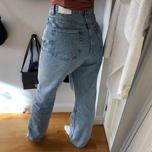 Säljer mina så fina rowe jeans från weekday då de inte kommer till användning💋 Midjemåttet är 69,5cm och innerbenslängden 76cm 🤩 Frakt tillkommer 