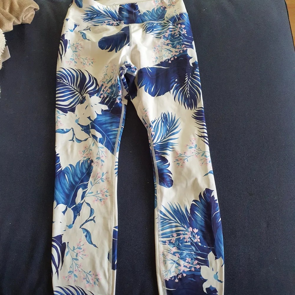 Säljer dessa helt oanvända Stronger tights storlek M . Muu.