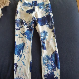 Stronger  - Säljer dessa helt oanvända Stronger tights storlek M 