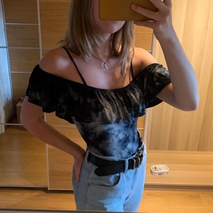 Off the shoulder bodysuit - Supermjuk och bekväm topp från American Eagle! Del av soft & sexy kollektionen så den är gjord av super mjukt och stretchigt material. Storlek XS men passar definivt även S. Kan mötas i Sthlm eller köparen står för frakt 😊