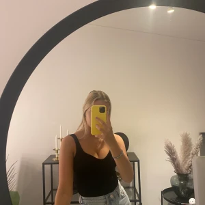 Body - Svart body från bikbok, så snygg men den har tyvärr aldrig kommit till användning, storlek xs o säljer för 60 kr + frakt!