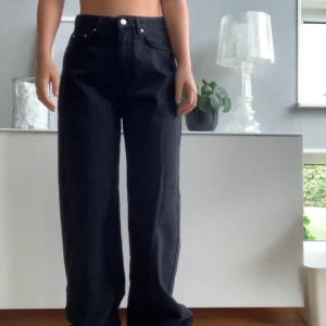Vida svarta jeans från NA-KD - Så snygga jeans med vid passform. Dem är i snygg svart färg och passar så snyggt till ett par vita sneakers🤍. Storlek 38⚡️ Lite långa för mig som är runt 168 cm lång men annars satt dem så bra! Passar dig som gillar vida och stora jeans som dessutom är väldigt inne just nu. Råkade beställa fel storlek så har inte använt dessa någon gång, så dem är helt oanvända💛