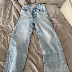Levis - ribcage wide leg (ljusblå) - Levis jeans - ribcage wide leg ljusblå  Relativt nya, otroligt fina! Använda väldigt få gånger. Väldigt bra skick! Storlek 28 (w) långa, vida, högmidjade. Otroligt fina men tyvärr används dem sällan. Ursprungspris: 1 200kr säljes: 400kr pris kan diskuteras ( dock som nya i skick!) 