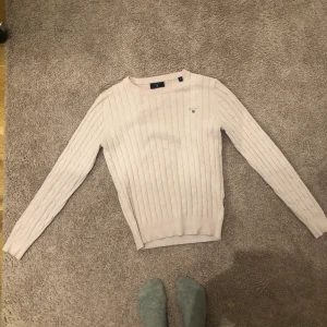 Gant tröja -  Kabelstickad Rosa gantröja i fint Skick måste bytas över med tio kr💕