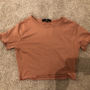 Söt topp från nelly - Det är typ som en magtröja 