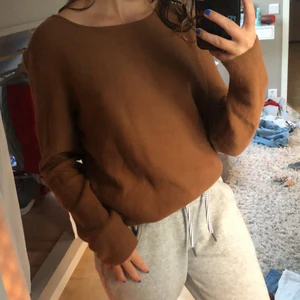 Stickad tröja - Brun stickad tröja perfekt till hösten! Fick den i present men känner inte att den är min stil så HELT OANVÄND.💞 