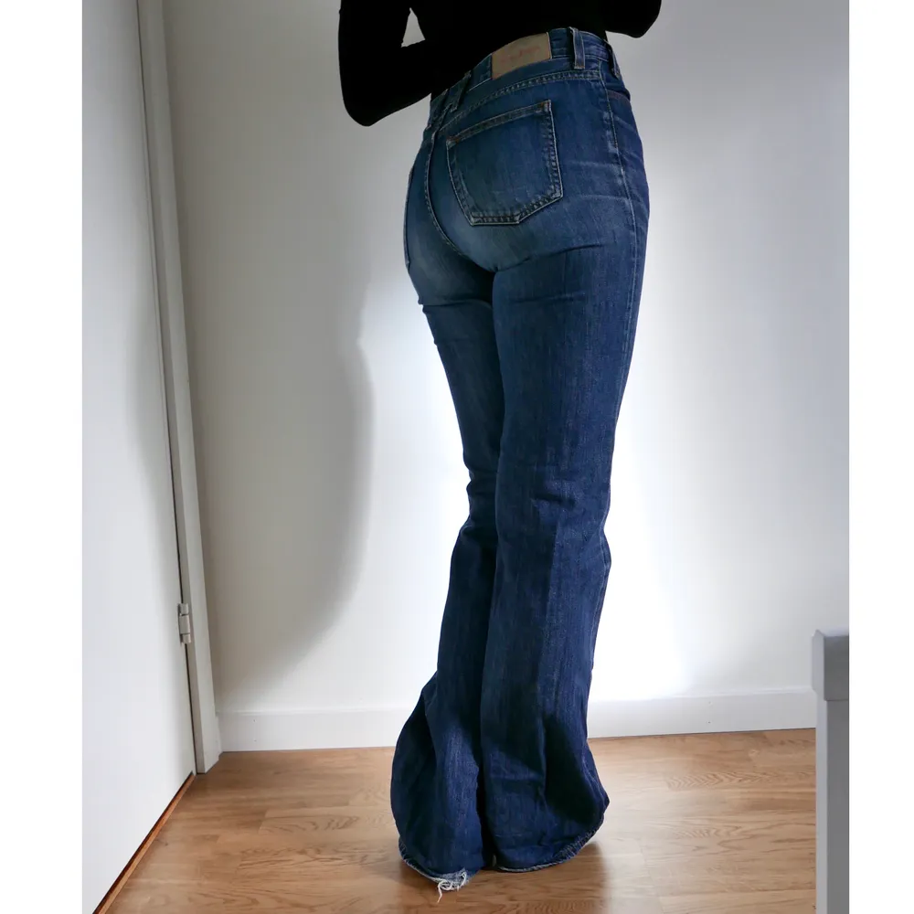 Jeans från Acne i storlek 29/34. De är slitna längst ner vid byxbenen eftersom de är långa (se första bilden). 80kr och köparen står för frakt! . Jeans & Byxor.