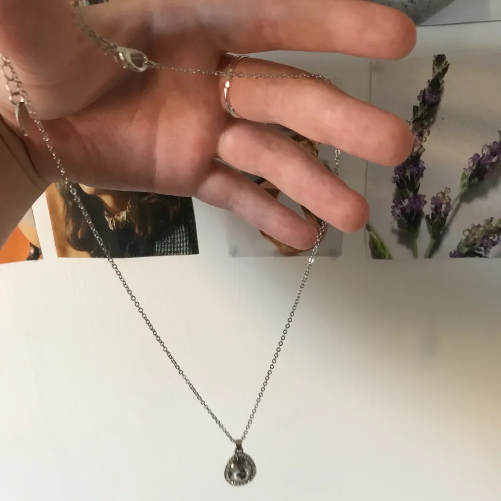 Halsband med någon forma av sten (tex. bergskristall eller slipat glas). Använd endast när bilden togs. Nypris: ca 250kr, mitt pris:59kr+frakt💗✨. Accessoarer.