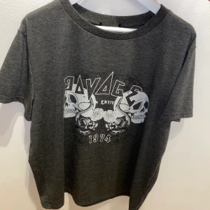 T shirt från Shein stl S - Köpte denna tshirt för ett år sedan knappt använd, oversize, bra skick. Stl S. Orginalpris: 89kr 