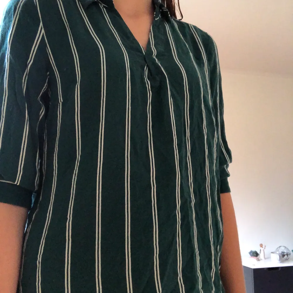 Fick den av min mammas kompis för att den int passade henne längre. Var lite för urringad för min smak men det ordnade jag lätt med en säkerhetsnål😊 Använder den inte så ofta men i fint skick. Frakt ingår eller så kan vi mötas i Sundsvall. Puserot.