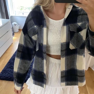 Zara kappa - Den perfekta kappan nu till hösten!!😍 så himla fin och knappt använd💕 storlek S men sitter fint oversized! skriv för fler bilder, BUDA!!✨
