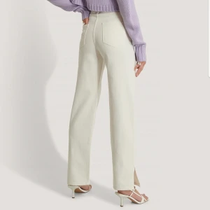 Raka jeans med slits - Raka jeans med slits i storlek 38. Har tyvärr aldrig kommit till användning. Jeansen kommer från Nakd x queen of jetlags. Skriv privat för fler bilder. Köparen står för frakten😊