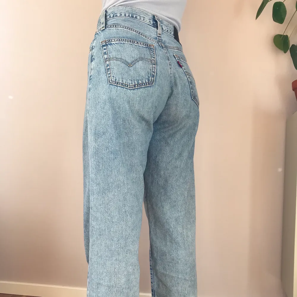 Vida högmidjade jeans från levi’s i w25, dom är något stora i storleken då jag vanligtvis har 27/28 i Waist. Väldigt snygga och sparsamt använda! (Jag är 168cm). Jeans & Byxor.