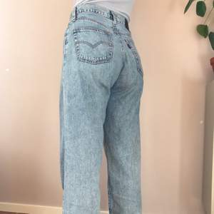 Vida högmidjade jeans från levi’s i w25, dom är något stora i storleken då jag vanligtvis har 27/28 i Waist. Väldigt snygga och sparsamt använda! (Jag är 168cm)