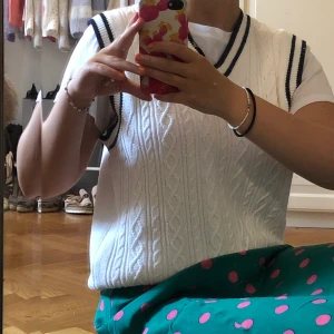 Stickad väst - 🍥☁️ säljer min vita stickade väst med mörkblåa detaljer i storlek S, pris:150kr och köparen står för frakt 🐝 