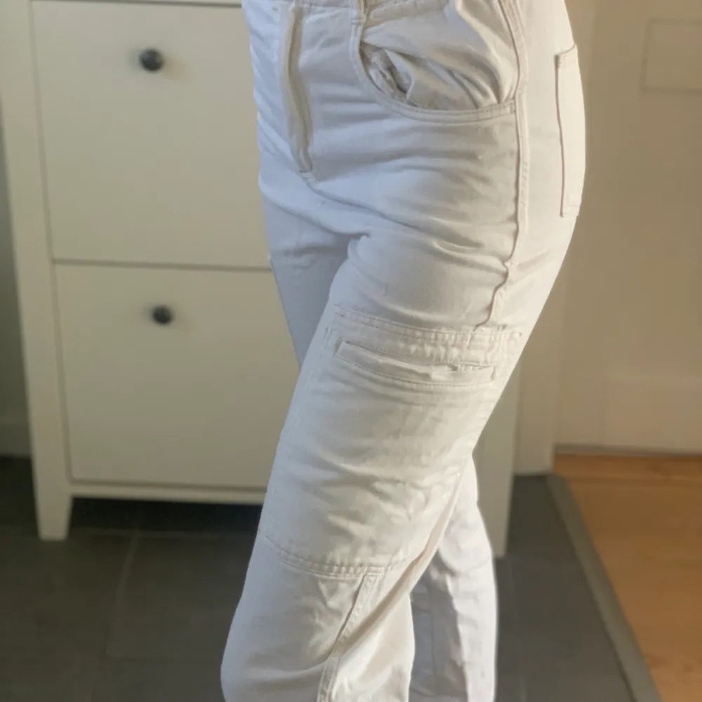 Vita jeans från h&m i strl 34! Jag är 175 cm lång. Jeans & Byxor.