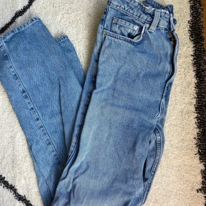 Weekday jeans - Ett par blåa raka jeans från weekday. Modellen heter row. Köparen står för frakt.😁