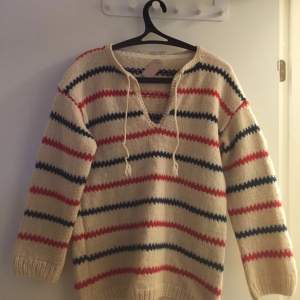 Classic vintage Swedish sweater with maybe 100%wool, no label, so I assume it might be handmade.
Excellent condition