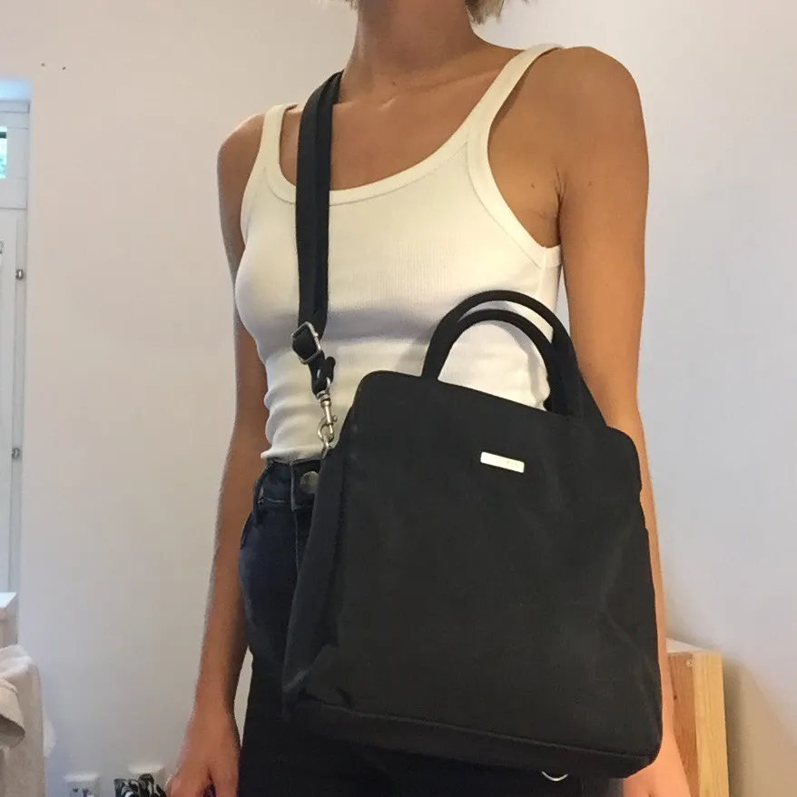 Jättefin svart väska i nylon som kan användas både som handväska, crossbody och även ryggsäck. Perfekt på resa då den kan passa många olika tillfällen💞 frakt 33kr. Väskor.