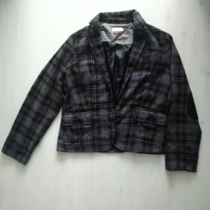 Park lane kavaj  - En riktigt fin kavaj sitter väldigt boxy perfekt till hösten, den passar mig som är en m men skulle säga att en person som har large skulle passa dig och även smal beror på hur du vill att den ska sitta