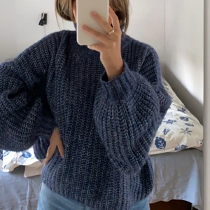 Gina Tricot tröja  - Mysig blå stickad tröja! Lite guld i tröjan, storken M. Säljes pga aldrig används!