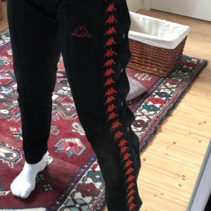 Kappabyxor - Knapparna går att knäppa upp längst benet! Byxorna är unisex så funkar för alla, jag är 162!