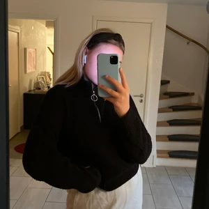 Svart stickad tröja med krage - En fin och trendig stickad tröja med krage och dragkedja! Säljer denna för att den tyvärr inte längre kommer till användning:(