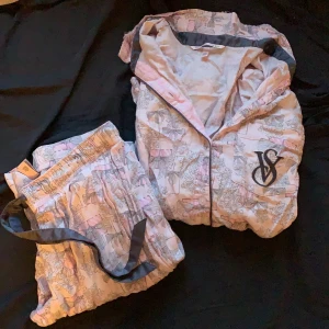 Vs - Ett Victoria secret pyjamas set, tror inte detta går att få tag på längre någon stans! Jätte gulligt och mysigt, lite 2000 vibes💖