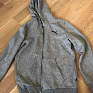 Puma kofta  - Använd ca 3 gånger, passar både tjejer och killar.