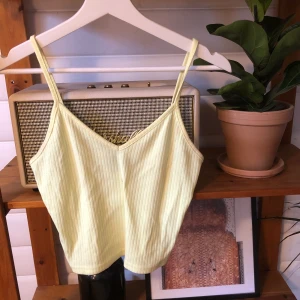 Top från topshop strl. S - Top från topshop i en klar gul färg. 