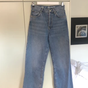 Wide jeans  - Jeans i vid modell. Storlek S. Från BikBok 