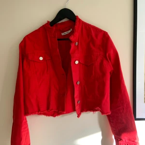 Röd jeansjacka  - Jag säljer min fina jeansjacka från nakd då jag aldrig använder den. Den är kortade så slutar precis vid midjan! Köparen står för frakten💕 